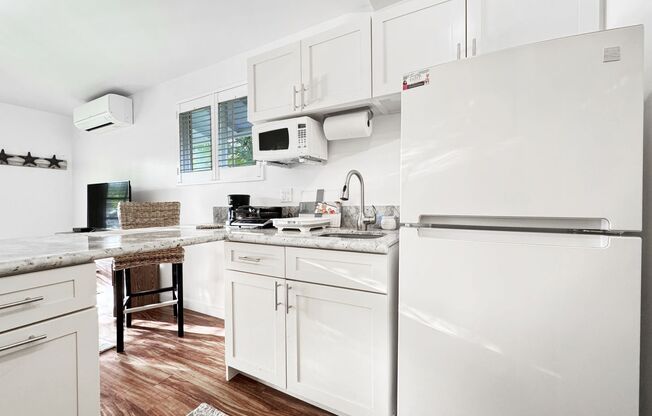 Fully Furnished Kailua Studio Close to Beach with A/C