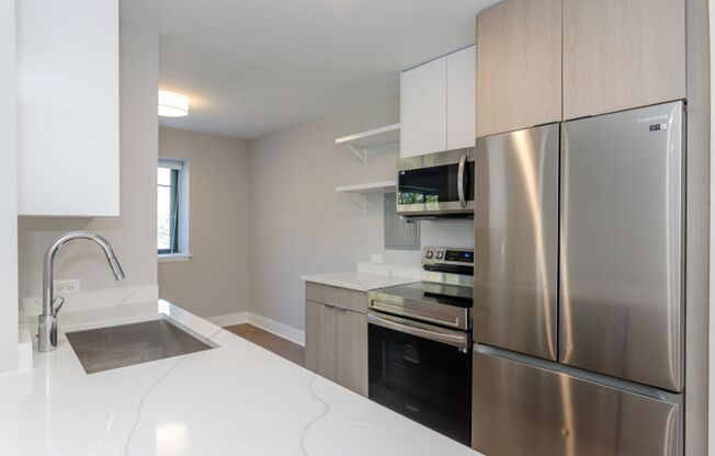 Large Old Town 1 Bedroom With Tons of Light