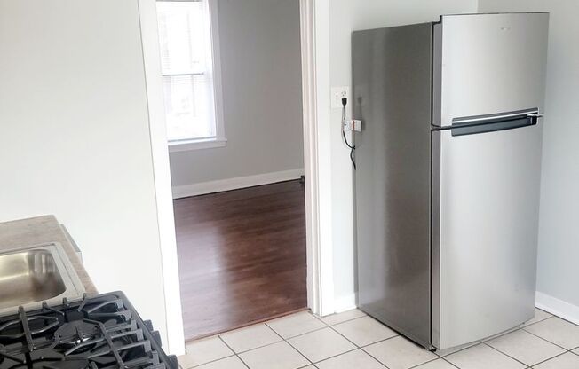 Irving Park 2 bedroom!  Heat, cooking gas, water included!