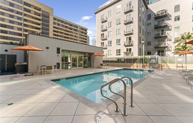 1 bed, 1 bath, 800 sqft, $2,700