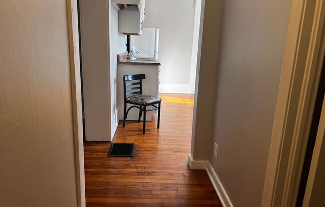 2 beds, 1 bath, $1,100, Unit 6 (B4-254)