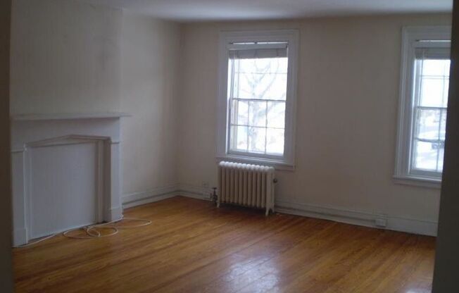 3 beds, 1 bath, $3,500, Unit Unit 2