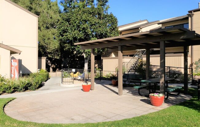 2 beds, 1 bath, $2,495, Unit 142