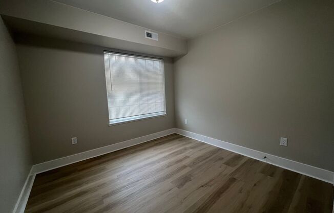 2 beds, 1 bath, 1,050 sqft, $950, Unit 5200 N Genesee Rd #202