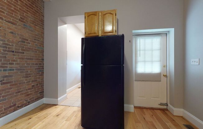 1 bed, 1 bath, 898 sqft, $1,350, Unit B