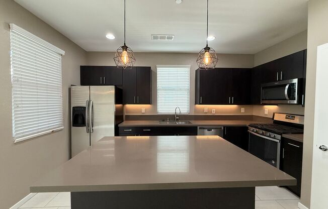 2/BD 2.5/BA Luxury Gated Townhouse in Summerlin with Resort-Style Amenities!