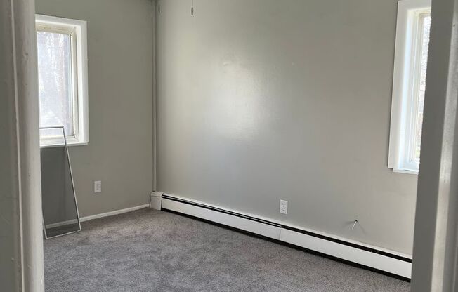 2 beds, 1 bath, $990, Unit 202