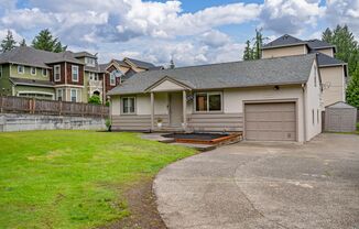 Cozy 2-bedroom 2 bath house in Redmond- Offering a 6-month lease.