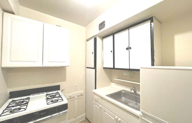 1 bed, 1 bath, $1,075, Unit 204