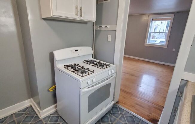 2 beds, 1 bath, $845, Unit 1