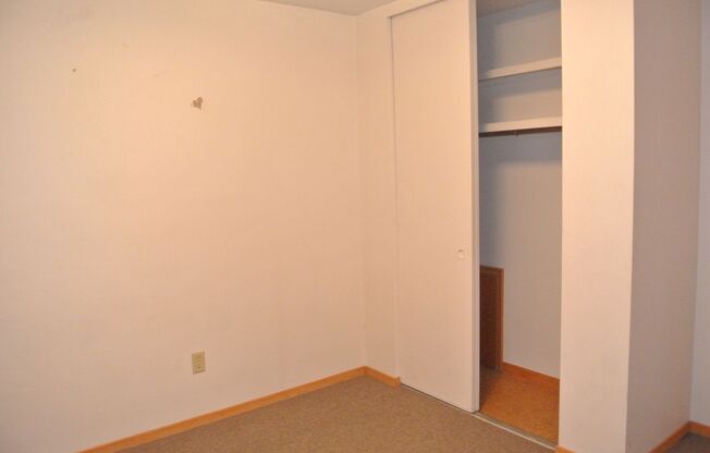 2 beds, 1 bath, $625, Unit 2