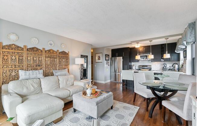 2 beds, 2 baths, 920 sqft, $4,100, Unit 6A