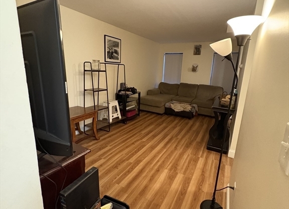 3 beds, 1 bath, $4,500, Unit 4