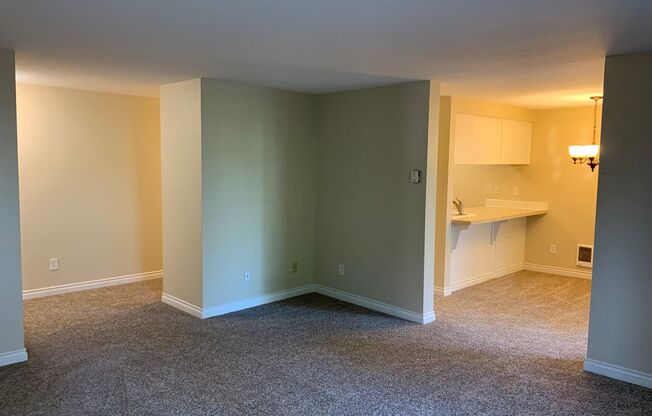 Lake Oswego Condo with Access to Mt. Park Rec Center!