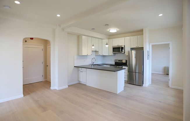 2 beds, 1 bath, $2,595, Unit 202