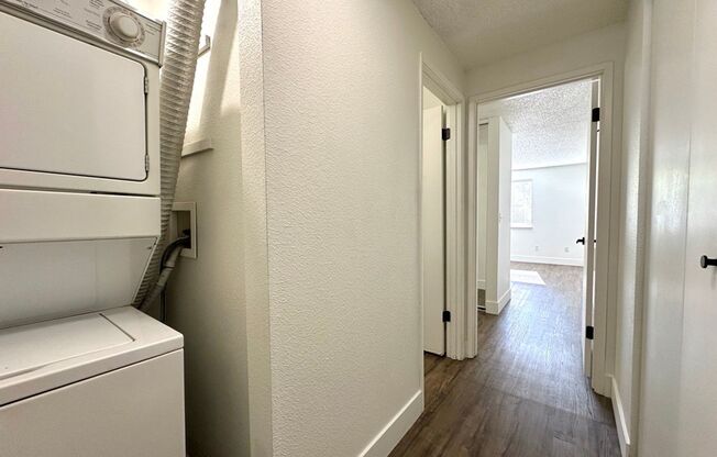 2 beds, 1 bath, 886 sqft, $1,715, Unit 15