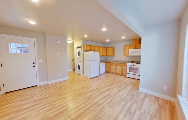 3 beds, 2.5 baths, $2,250, Unit 5