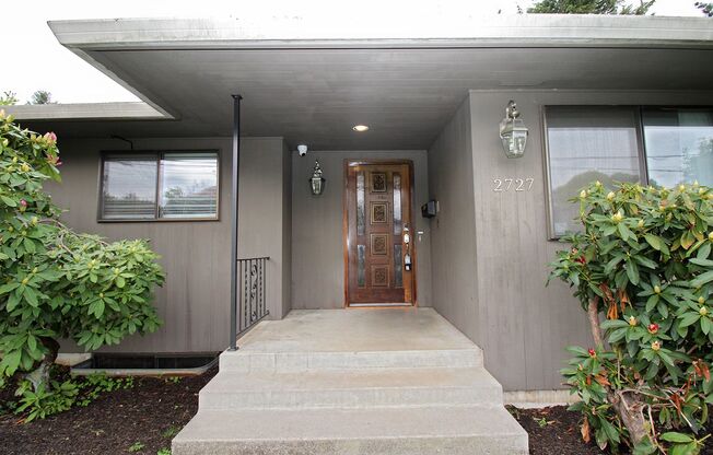 Sprawling Remodeled 3 Bed/3 Bath Mid-Century South Tabor Gem on a Huge Lot!