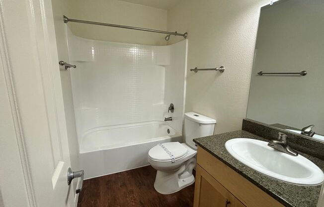 2 beds, 2 baths, 880 sqft, $2,795, Unit L-4