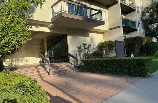 2 beds, 2 baths, 990 sqft, $2,400, Unit A220