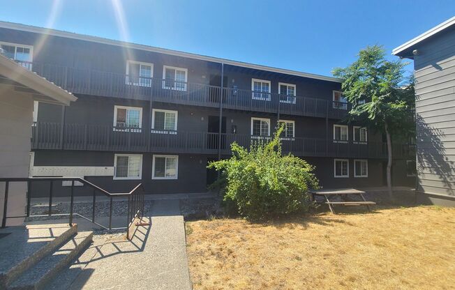 1 bed, 1 bath, $1,050, Unit 109