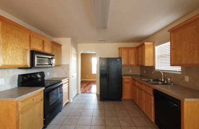 3 beds, 2 baths, $1,600