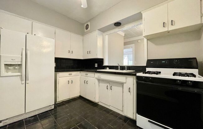 2 beds, 1 bath, $1,295, Unit 1