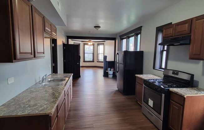 2 beds, 1 bath, $1,600, Unit 1F