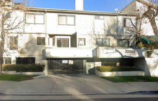 2 bed 2.5 bath townhome in Woodland Hills