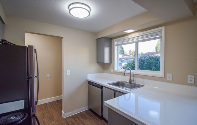 Newly Renovated 2 Bed 1 BA Single Level Apt!