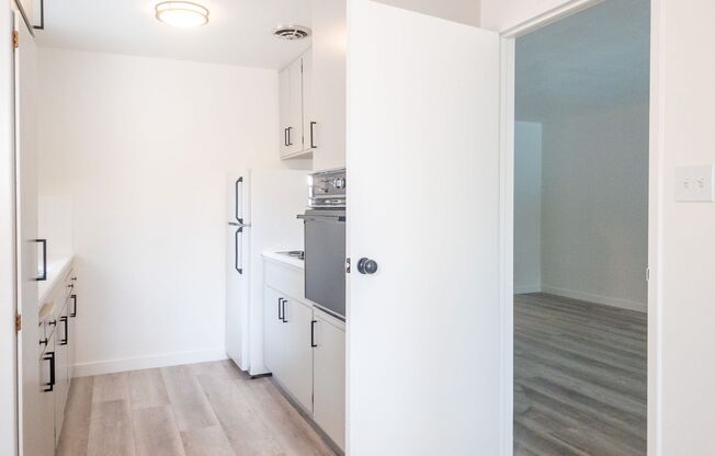 2 beds, 1 bath, $2,550, Unit 2