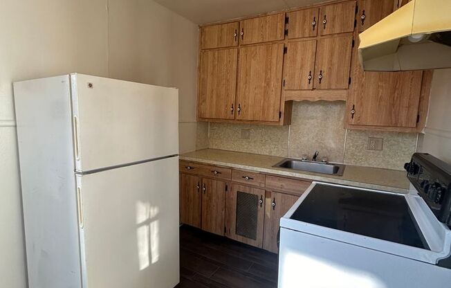 2 beds, 1 bath, $1,100