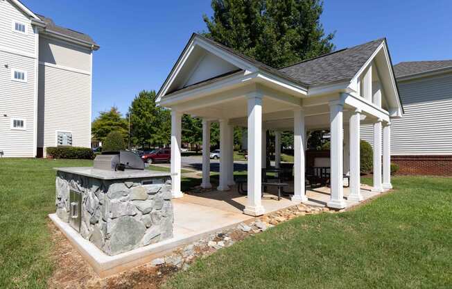 Picnic Area With Grilling Facility at Abberly Green Apartment Homes, Mooresville, North Carolina