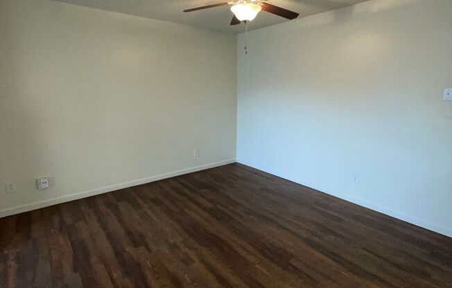 2 beds, 1 bath, 993 sqft, $1,595, Unit 13-18