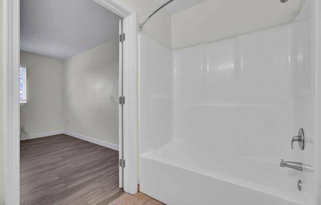 Studio, 1 bath, $1,050, Unit 211