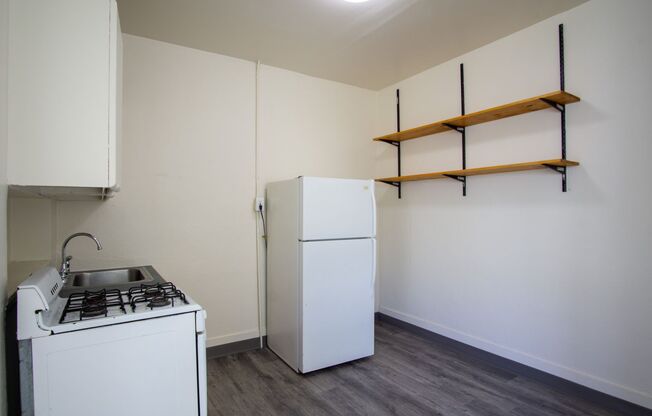 NoPo: Nice Top-Floor 1-Bedroom Ready Now!