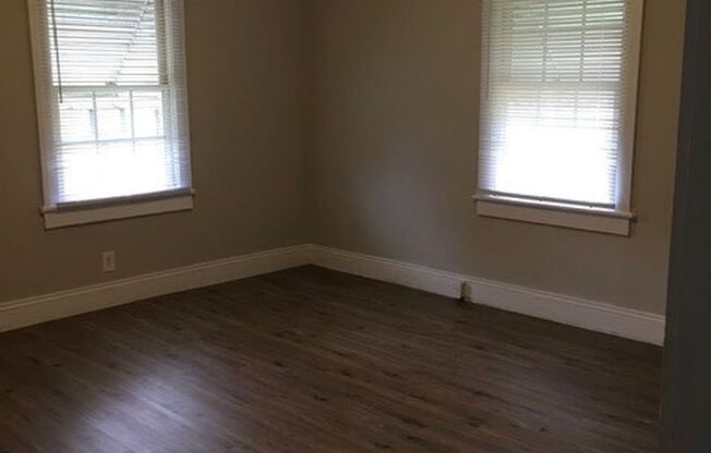Cute 2 Bedroom Home with Hardwood Floors!