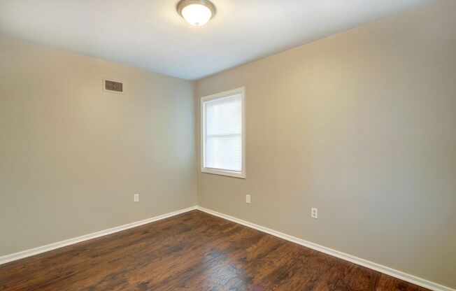 3 beds, 1 bath, $1,800, Unit 1535