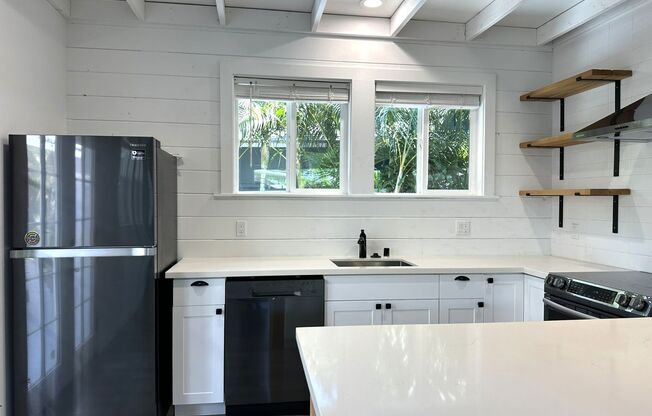 Aina Haina - Charming 2BR/1BA/Street Parking Only