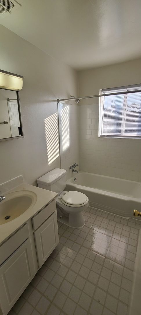 2 beds, 1 bath, 879 sqft, $1,175, Unit 4614-D