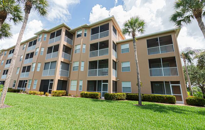 ☀️ Seasonal Golf Getaway with Stunning Views – 2BR Condo in Cedar Hammock Golf & Country Club, Naples ⛳️