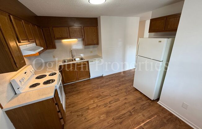 2 beds, 2 baths, $1,045, Unit C