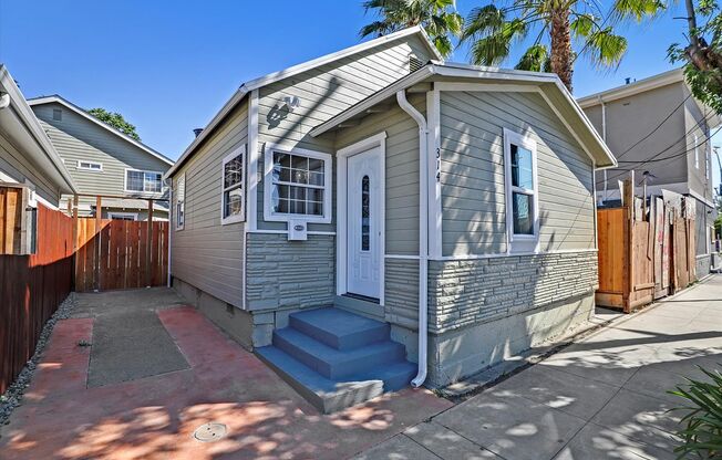 Adorable & Modern Remodeled Home, New floors & Paint, Renovated Bathroom, New Appliances, Solar!