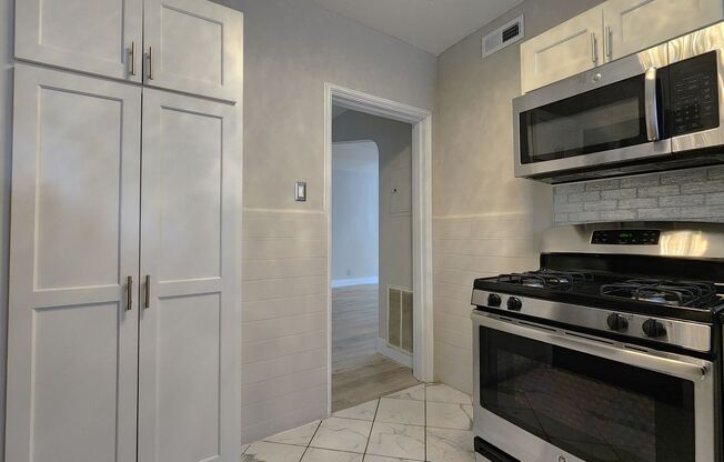 7512 Cromwell