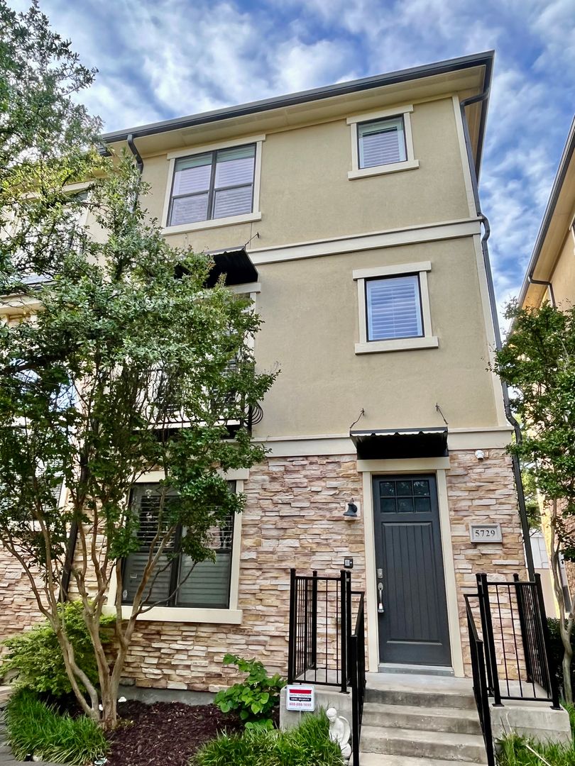 Charming 3-Bedroom Home, Walk to Shops & Entertainment in Prime Plano Location!