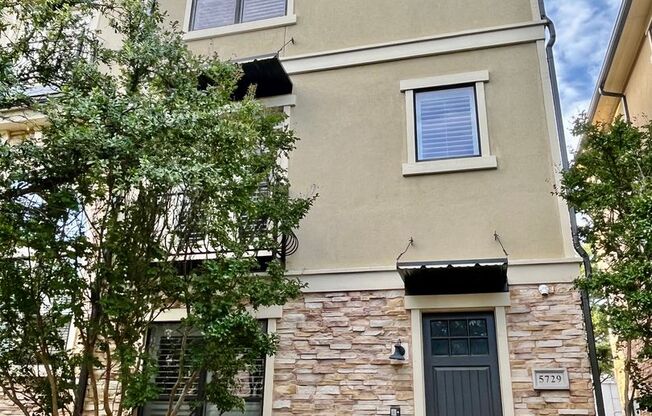 Charming 3-Bedroom Home, Walk to Shops & Entertainment in Prime Plano Location!