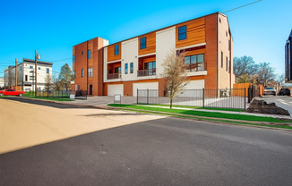 Modern 2-Bedroom Townhome in Dallas – Double Garage & Private Patio