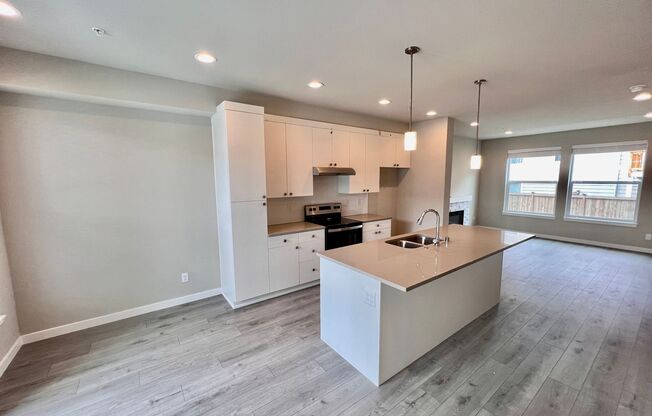 Newer, Modern Lynnwood Townhome