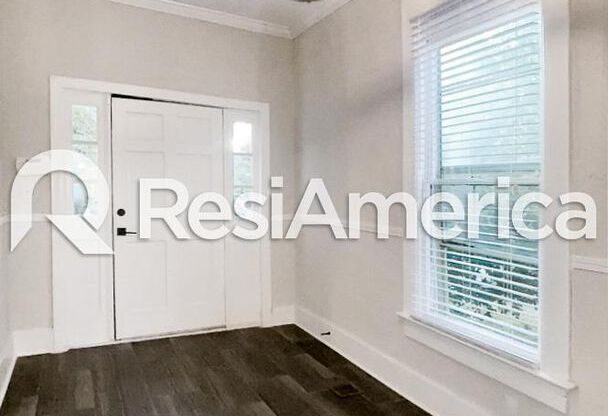 2 Bedroom/1 Bathroom Midtown Charmer!