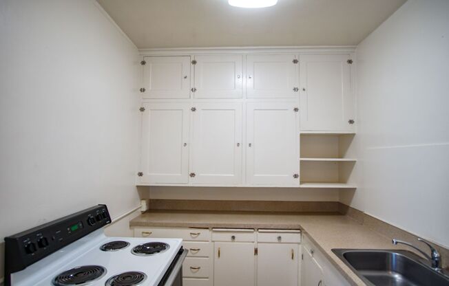 Lease this Dreamy & Spacious Hosford-Abernethy Studio